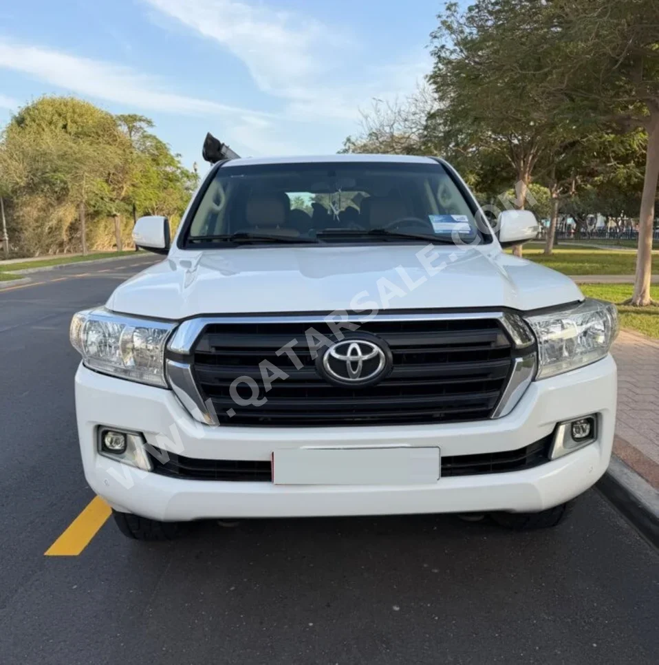 تويوتا  لاند كروزر  جي  2016  اوتوماتيك  189,000 كم  6 سلندر  دفع رباعي  اس يو في  أبيض