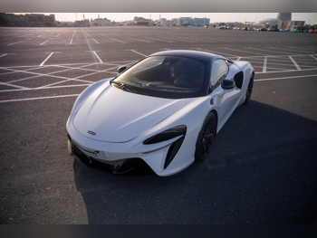 Mclaren  Artura  2023  Automatic  1,500 Km  6 Cylinder  Rear Wheel Drive (RWD)  Coupe / Sport  White