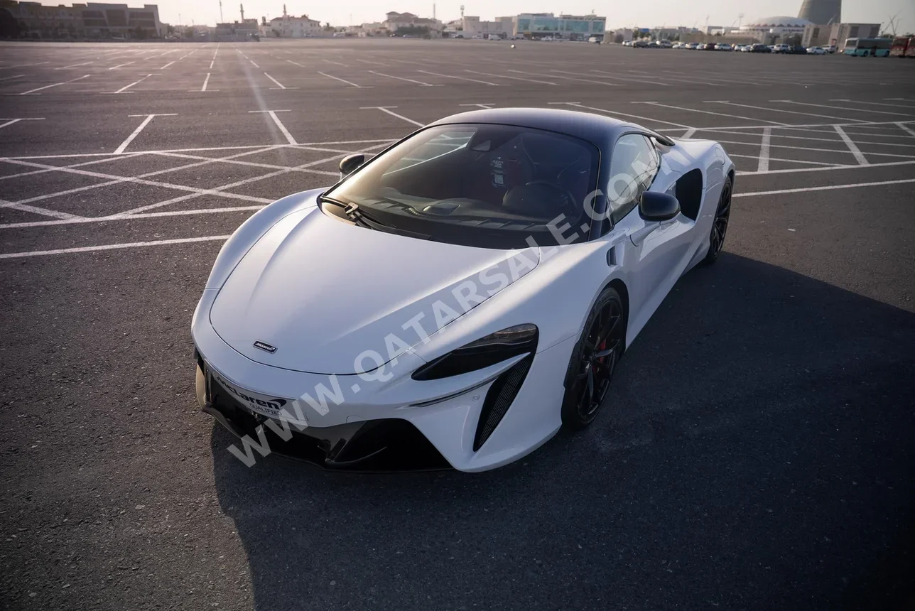 Mclaren  Artura  2023  Automatic  1,500 Km  6 Cylinder  Rear Wheel Drive (RWD)  Coupe / Sport  White
