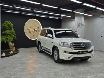 تويوتا  لاند كروزر  جي اكس ار  2016  اوتوماتيك  242,000 كم  8 سلندر  دفع رباعي  اس يو في  أبيض