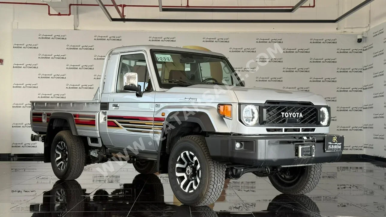تويوتا لاند كروزر ال اكس 2025 عادي 0 كم 6 سلندر دفع رباعي بيكب فضي تحت الضمان
