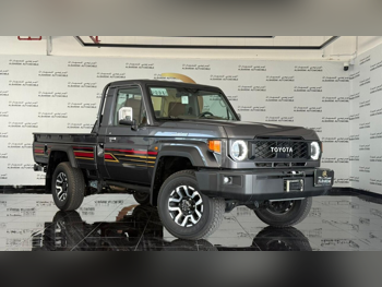 تويوتا  لاند كروزر  ال اكس  2025  عادي  0 كم  6 سلندر  دفع رباعي  بيكب  رمادي  تحت الضمان