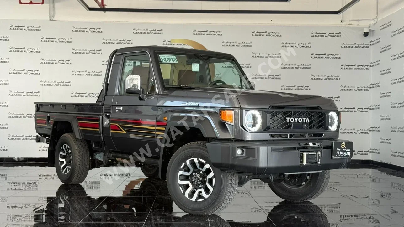 تويوتا لاند كروزر ال اكس 2025 عادي 0 كم 6 سلندر دفع رباعي بيكب رمادي تحت الضمان