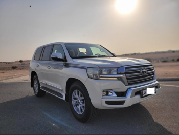 تويوتا  لاند كروزر  جي اكس ار  2016  اوتوماتيك  163,000 كم  6 سلندر  دفع رباعي  اس يو في  أبيض