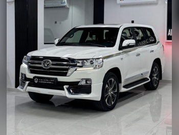 Toyota  Land Cruiser  VXR  2016  Automatic  255,000 Km  8 Cylinder  Four Wheel Drive (4WD)  SUV  White