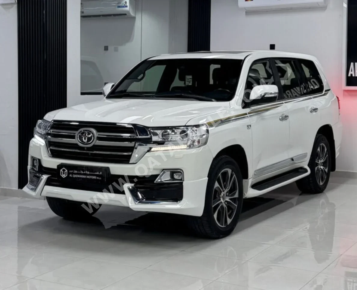 Toyota Land Cruiser VXR 2016 Automatic 255,000 Km 8 Cylinder Four Wheel Drive (4WD) SUV White