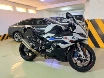 بي ام دبليو  اس 1000 ارار ام بكج -  2023 - اللون ابيض -  الضمان