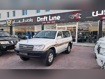 Toyota  Land Cruiser  GXR - Limited  2006  Manual  300,000 Km  6 Cylinder  Four Wheel Drive (4WD)  SUV  White