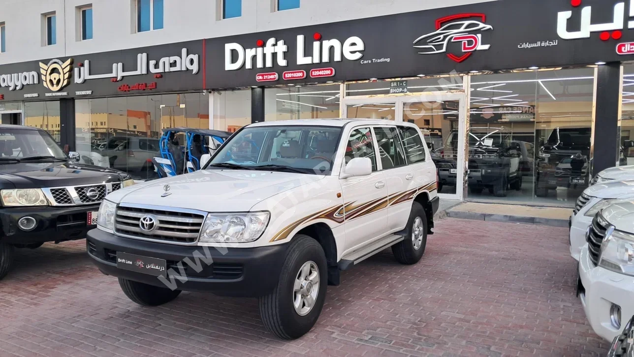 Toyota  Land Cruiser  GXR - Limited  2006  Manual  300,000 Km  6 Cylinder  Four Wheel Drive (4WD)  SUV  White