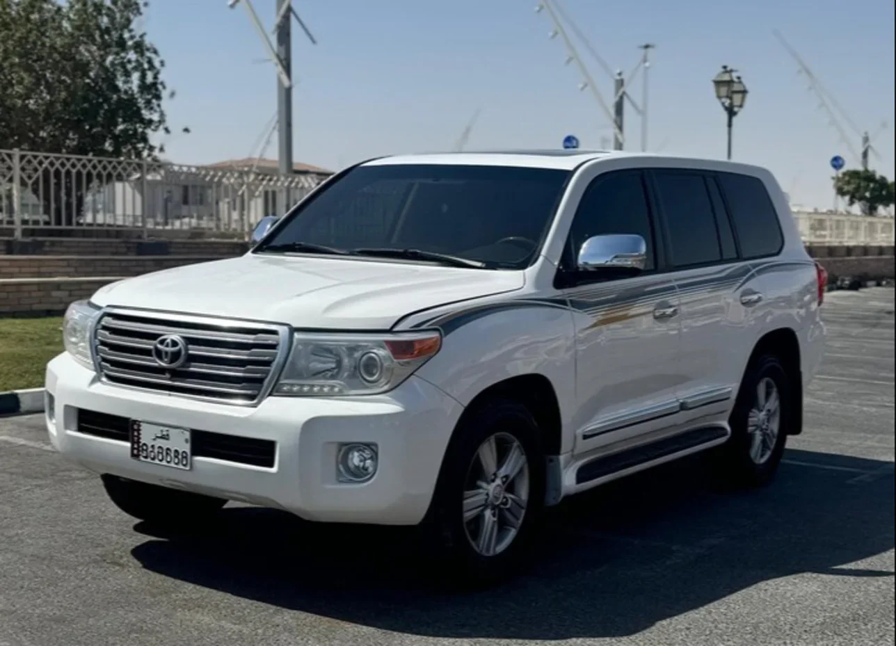 تويوتا  لاند كروزر  في اكس ار  2015  اوتوماتيك  295,000 كم  8 سلندر  دفع رباعي  اس يو في  أبيض