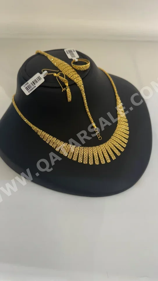 الذهب طقم  البحرين  نسائي  حسب الوزن  بدون حجر  ضمان الصيانة  توصيل مجاني  ذهب أصفر  عيار 21