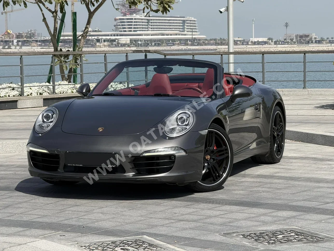 بورش  911  كاريرا  2013  اوتوماتيك  92,000 كم  6 سلندر  دفع خلفي  كشف  رمادي