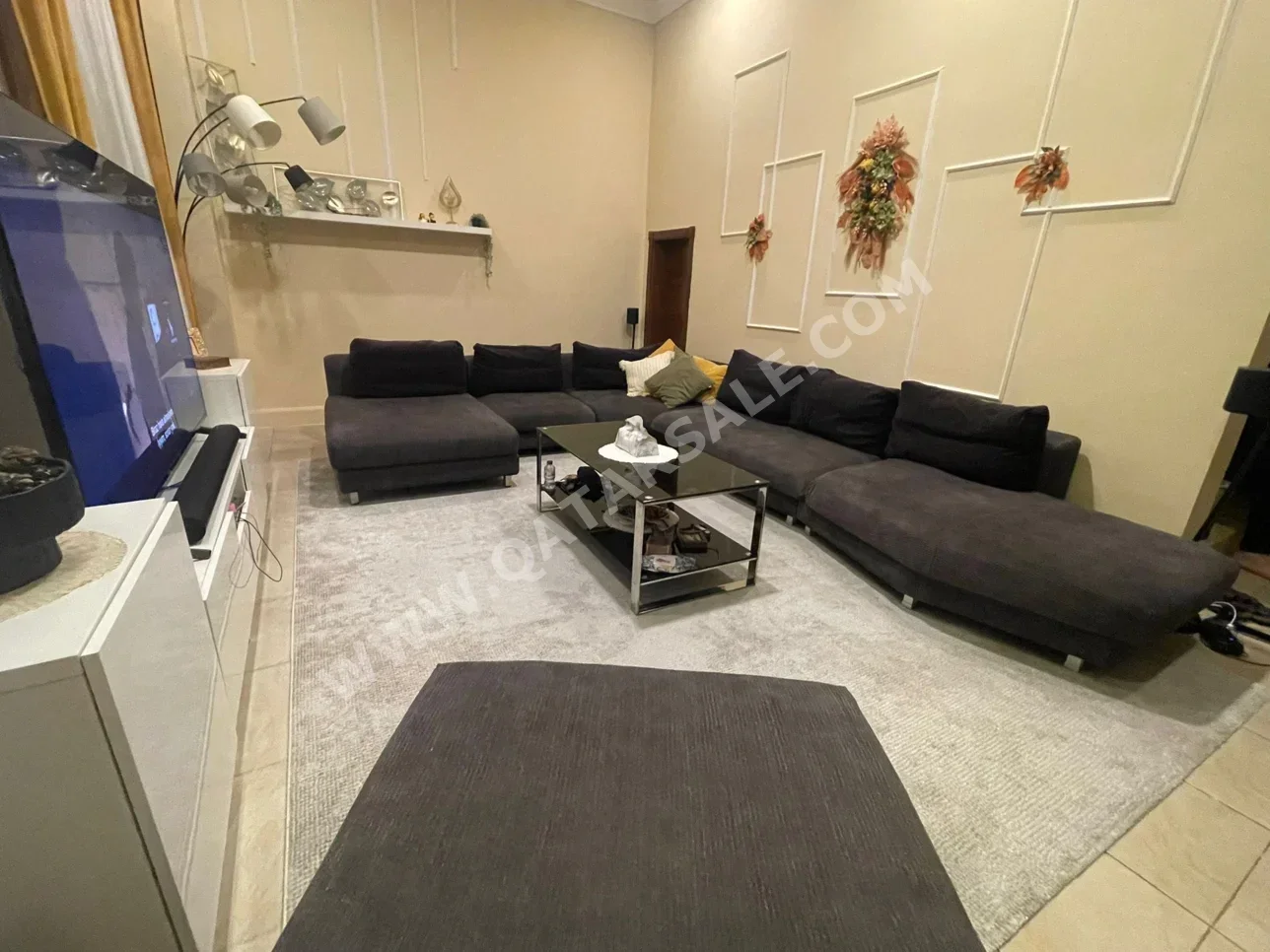 الأرائك والكنب والكراسي مايداس  شكل L  - اللون الرمادي  - مع طاولة