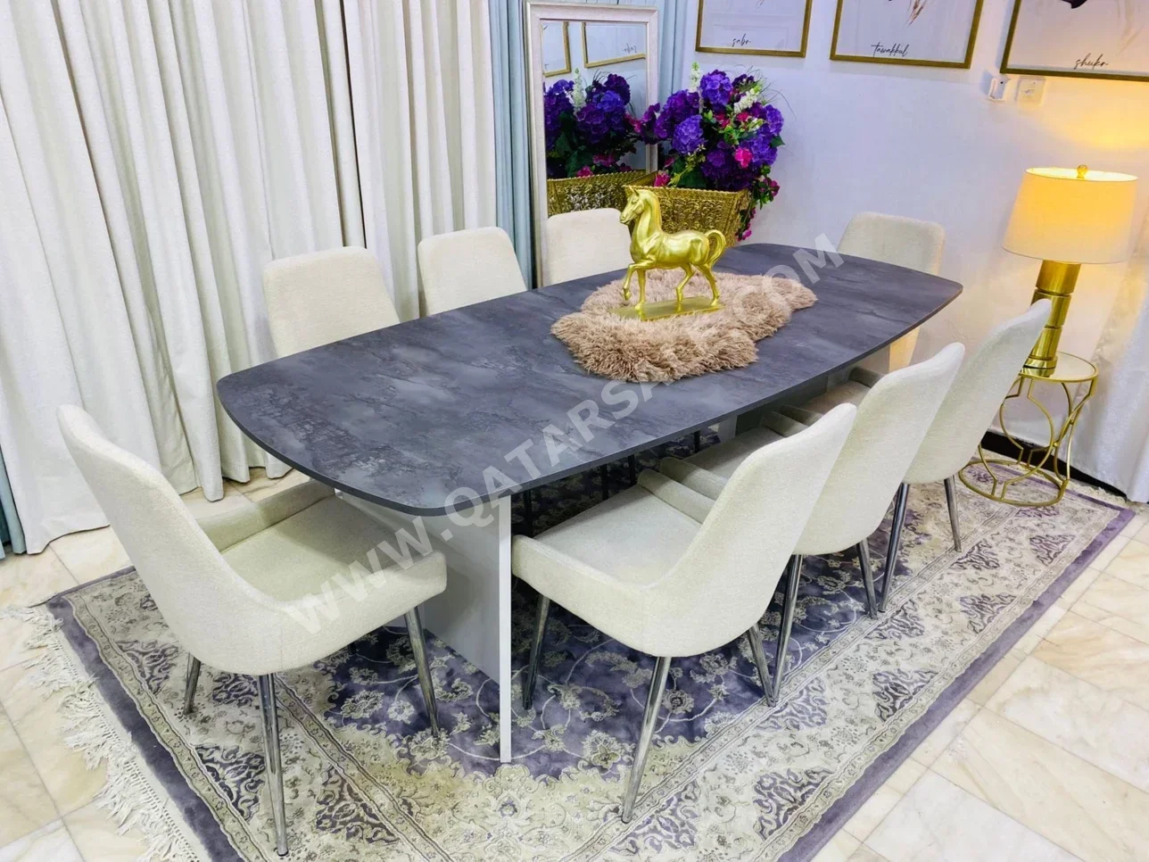 الطاولات والخزائن الجانبية طاولة و كراسيها  - اللون الرمادي