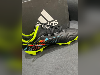 أحذية رياضية اديداس \ كرة القدم رجالي قياس 41