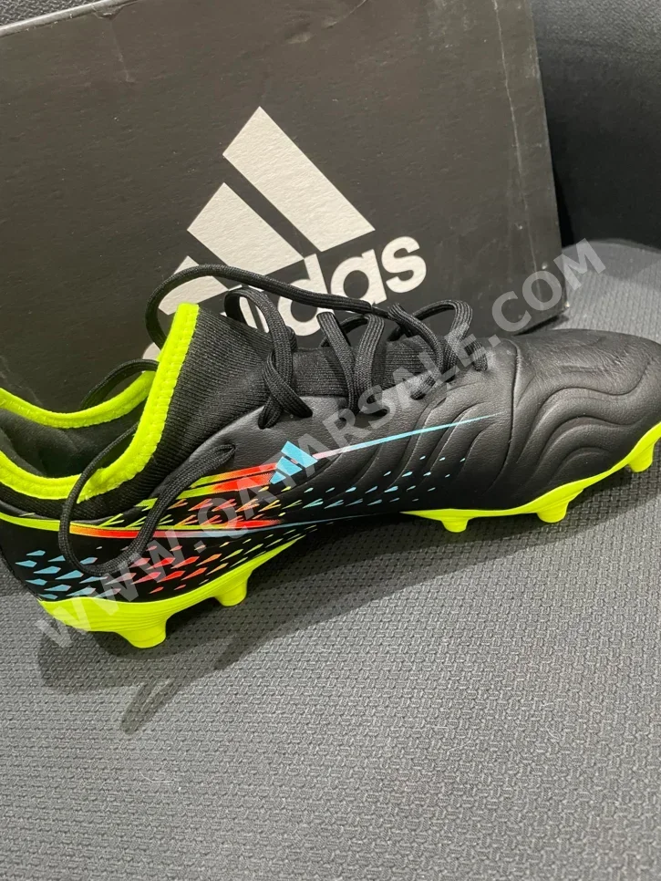 أحذية رياضية اديداس \ كرة القدم رجالي قياس 41