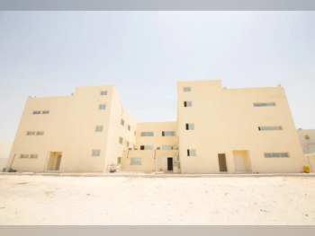 سكن عمال الوكرة  المنطقة الصناعية  يشمل الماء والكهرباء