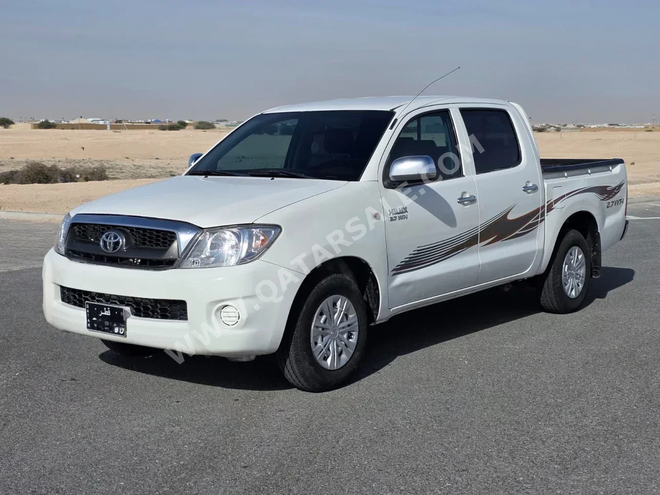 تويوتا هاي لوكس 2011 عادي 285,000 كم 4 سلندر سحب امامي بيكب أبيض