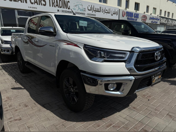 Toyota  Hilux  SR5  2026  Automatic  0 Km  4 Cylinder  Four Wheel Drive (4WD)  Pick Up  White  With Warranty