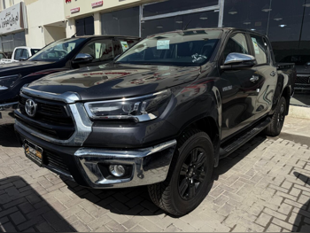 Toyota  Hilux  SR5  2025  Automatic  0 Km  4 Cylinder  Four Wheel Drive (4WD)  Pick Up  Gray  With Warranty