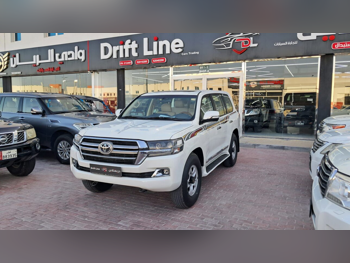 Toyota  Land Cruiser  GXR  2017  Automatic  220,000 Km  8 Cylinder  Four Wheel Drive (4WD)  SUV  White