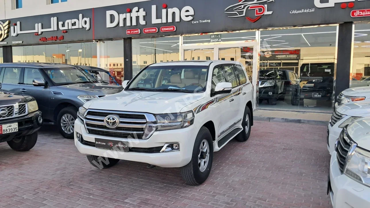 Toyota  Land Cruiser  GXR  2017  Automatic  220,000 Km  8 Cylinder  Four Wheel Drive (4WD)  SUV  White