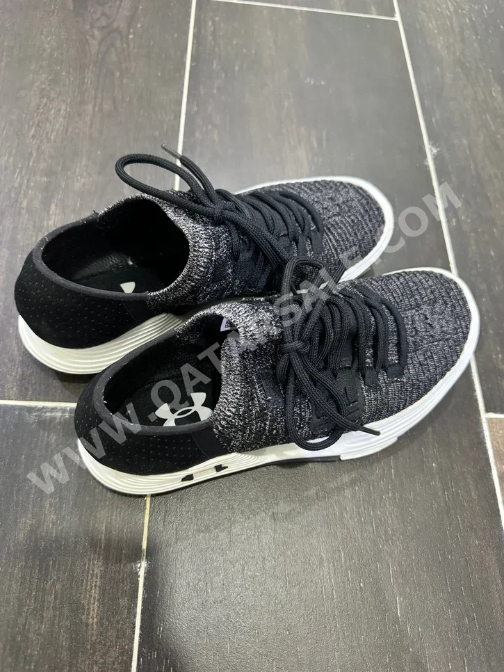 أحذية اللون الرمادي مقاس 38  نسائي