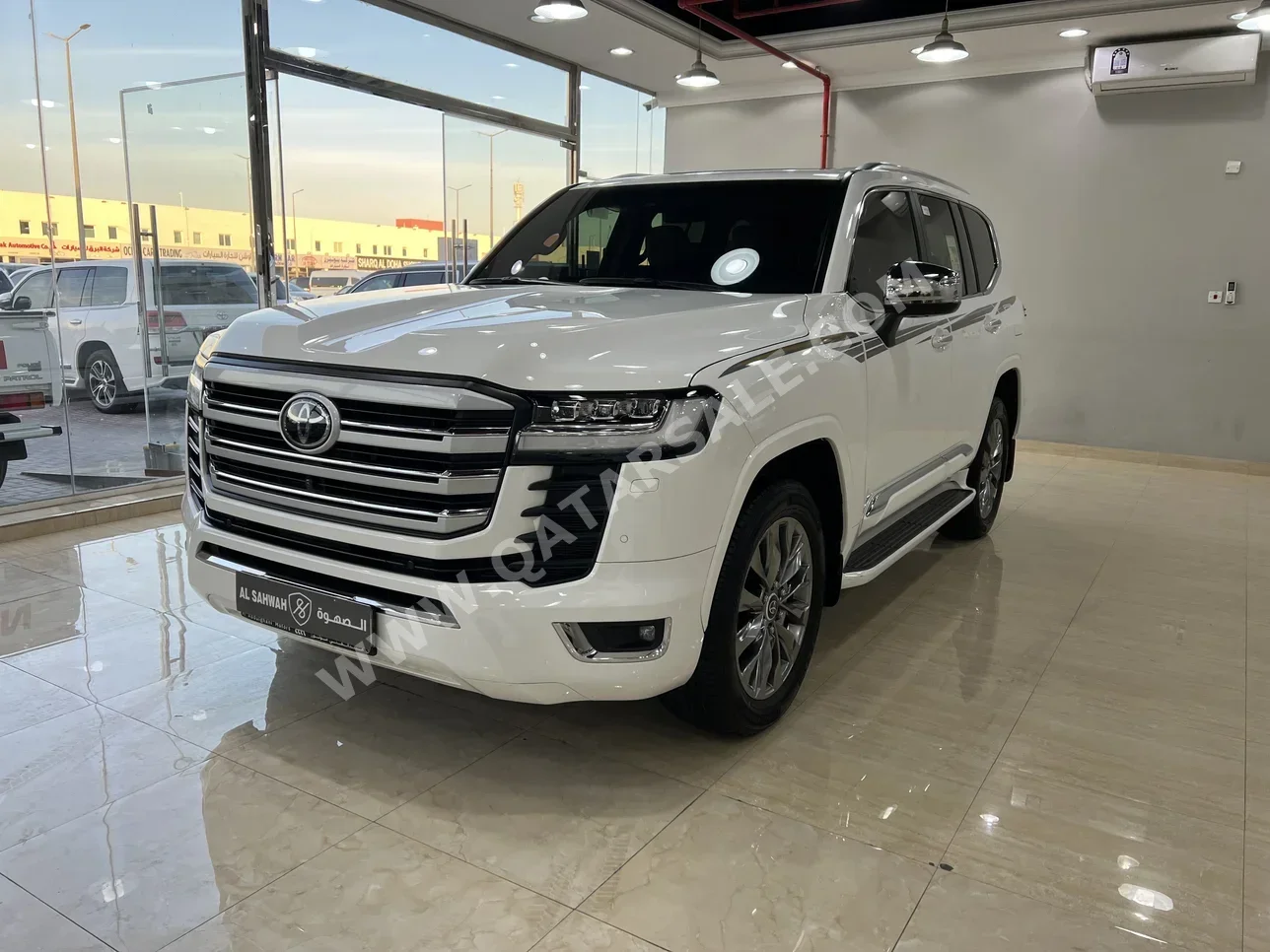 تويوتا  لاند كروزر  في اكس ار  2024  اوتوماتيك  77,000 كم  5 سلندر  دفع رباعي  اس يو في  أبيض  تحت الضمان