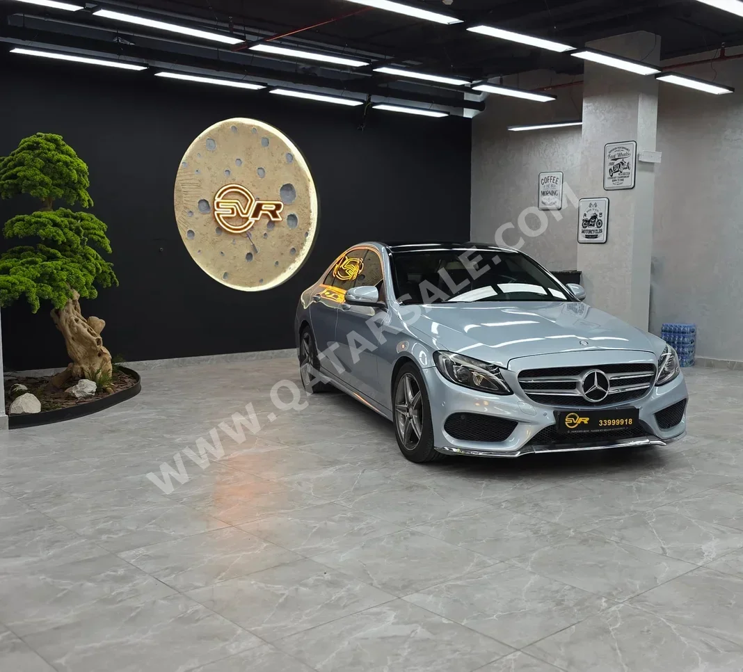 مرسيدس - بنز سي - كلاس 200 2015 اوتوماتيك 156,000 كم 4 سلندر دفع خلفي سيدان فضي