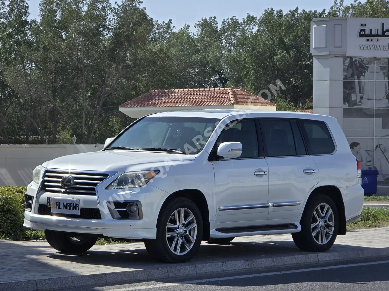Lexus  LX  570  2012  Automatic  370,000 Km  8 Cylinder  Four Wheel Drive (4WD)  SUV  White