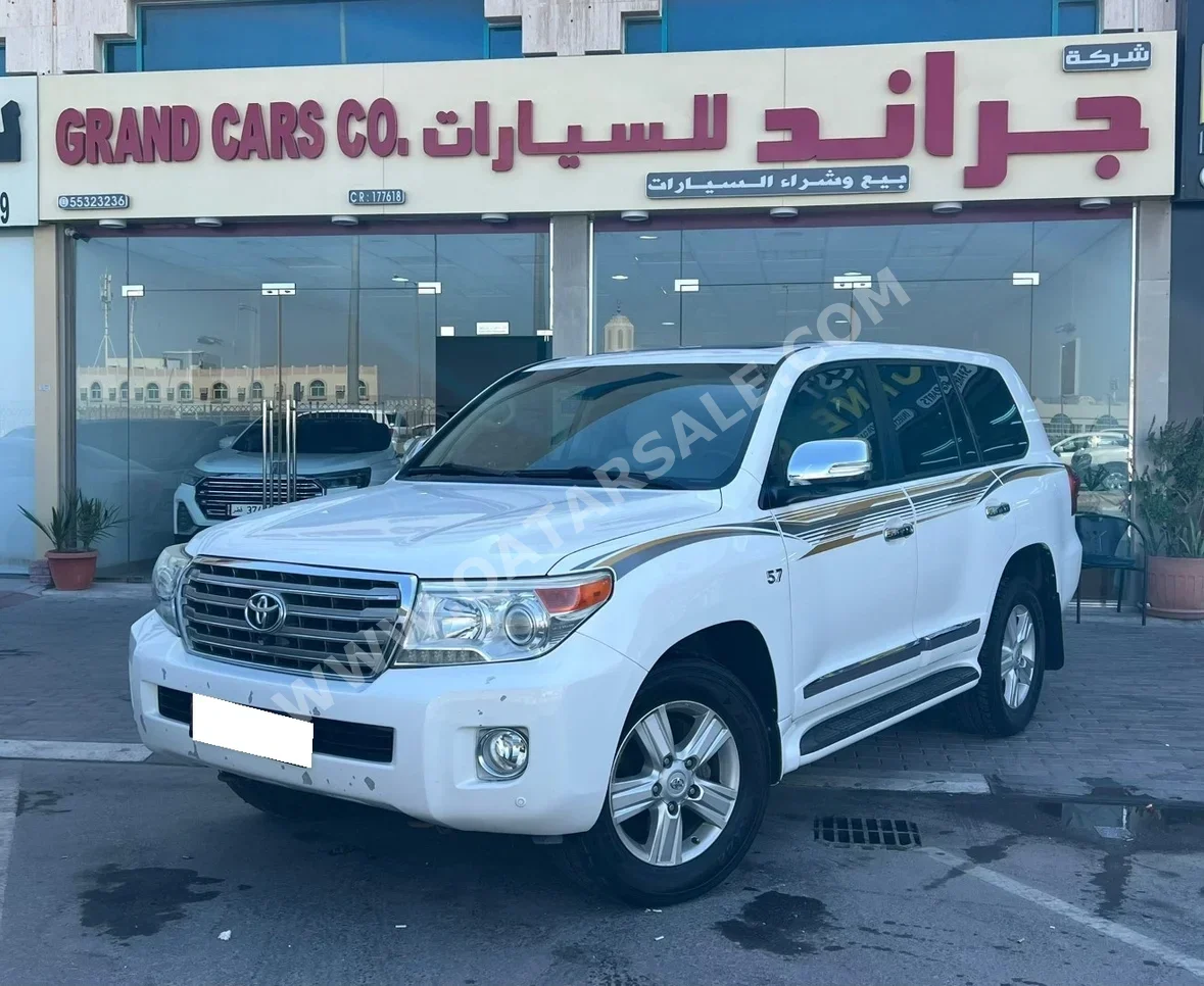 تويوتا  لاند كروزر  في اكس ار  2013  اوتوماتيك  441,000 كم  8 سلندر  دفع رباعي  اس يو في  أبيض