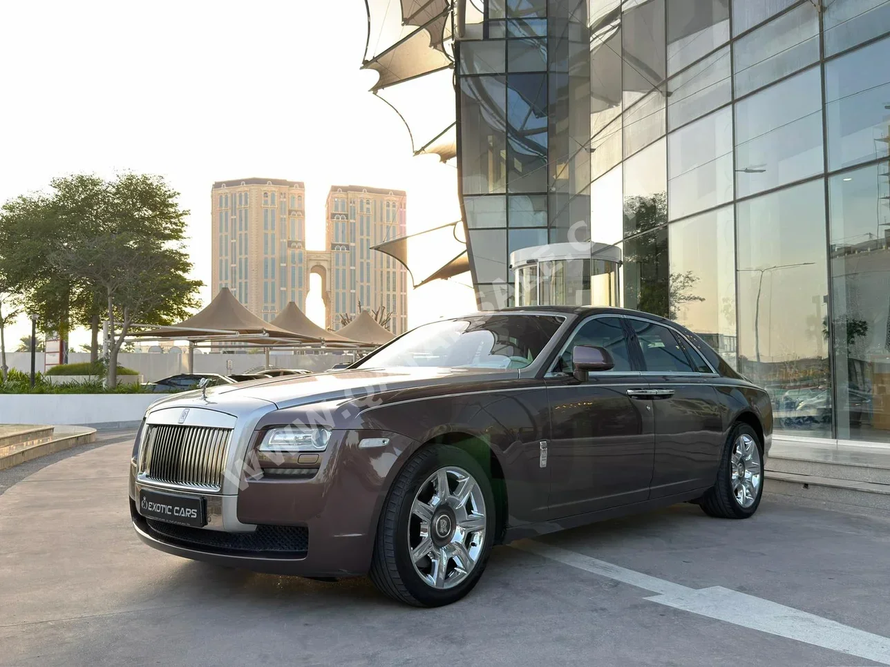 رولز - رويس  غوست  2014  اوتوماتيك  94,000 كم  12 سلندر  دفع كلي مستمر  سيدان  بني