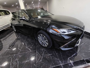 Lexus  ES  300h  2023  Automatic  34,000 Km  4 Cylinder  Rear Wheel Drive (RWD)  Sedan  Black  With Warranty
