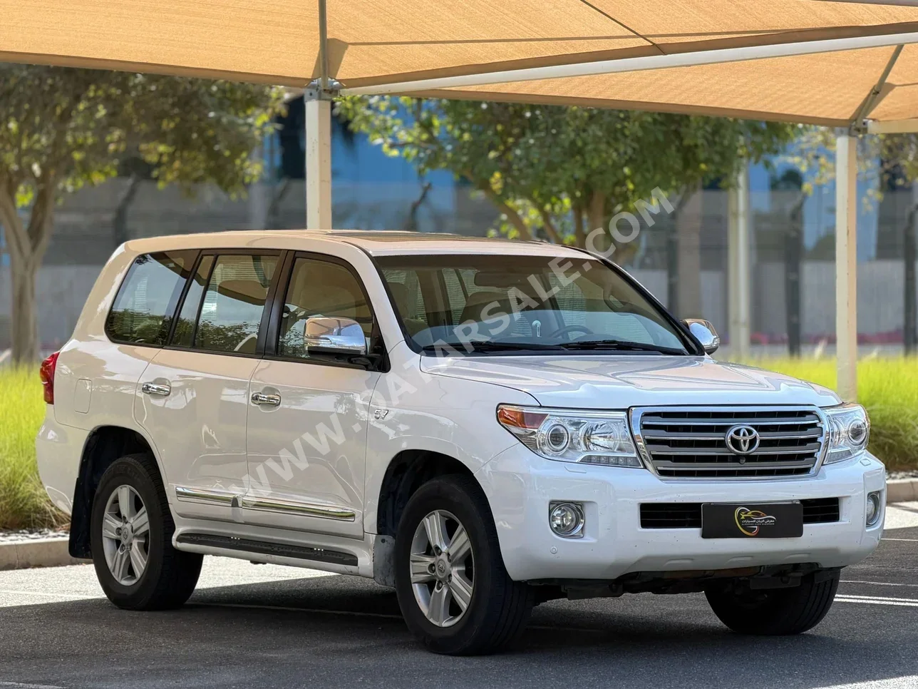 تويوتا  لاند كروزر  في اكس ار  2014  اوتوماتيك  516,000 كم  8 سلندر  دفع رباعي  اس يو في  أبيض