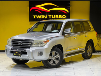 تويوتا  لاند كروزر  جي اكس ار  2014  اوتوماتيك  266,000 كم  8 سلندر  دفع رباعي  اس يو في  فضي
