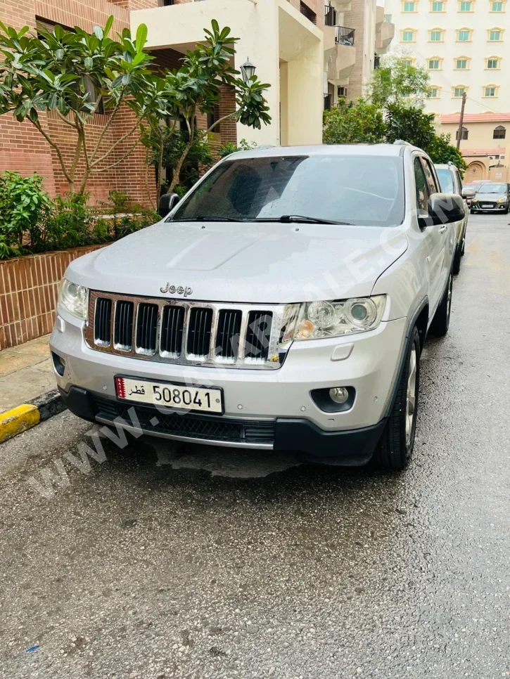 جييب جراند شيروكي ليميتد اديشن 2012 اوتوماتيك 152,000 كم 8 سلندر دفع رباعي اس يو في فضي