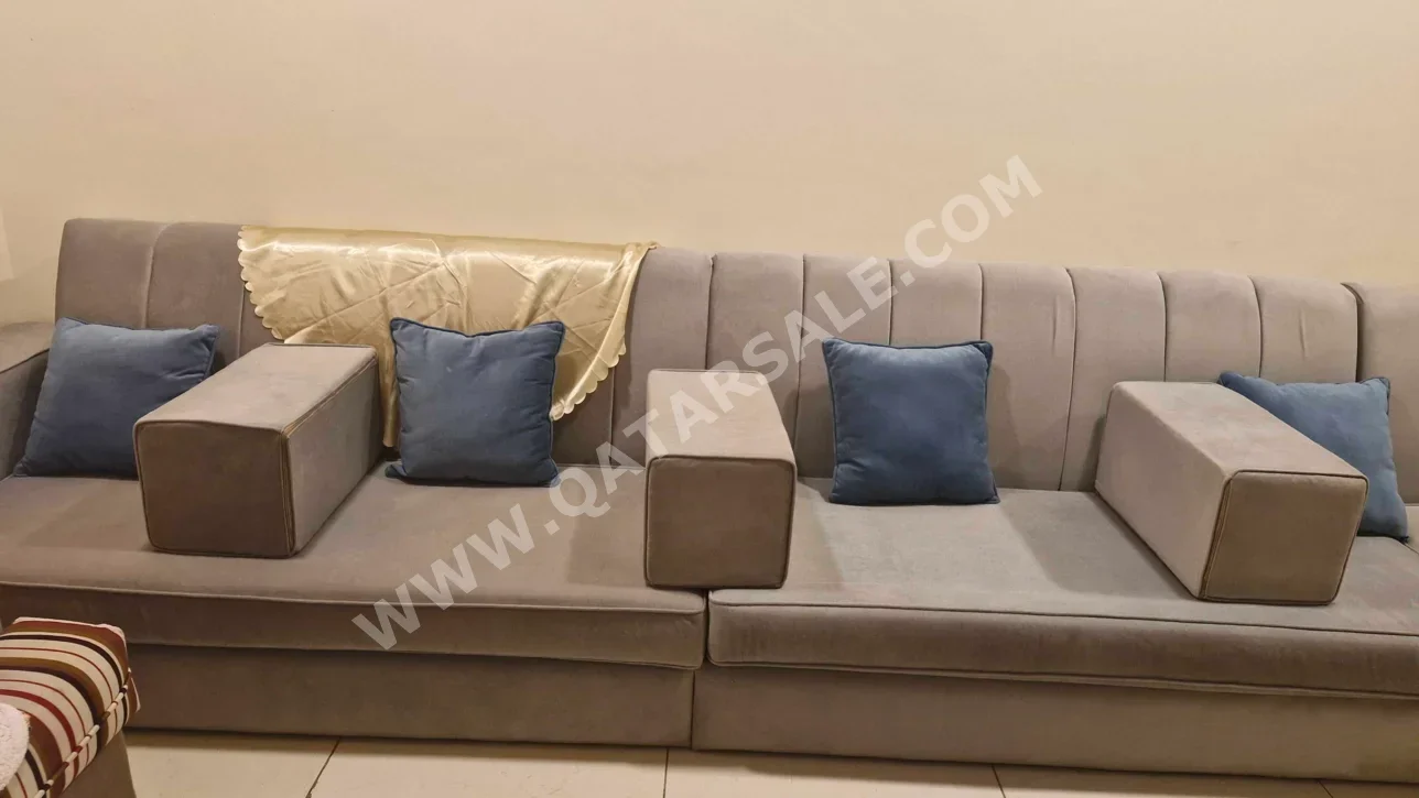 الأرائك والكنب والكراسي شكل L  - مخمل  - اللون الرمادي