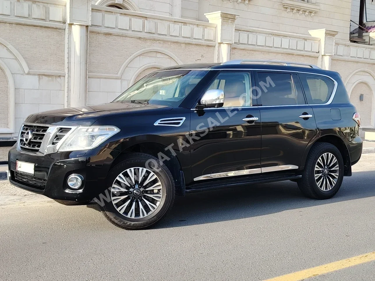 نيسان باترول بلاتنيوم 2017 اوتوماتيك 298,000 كم 6 سلندر دفع رباعي اس يو في أسود