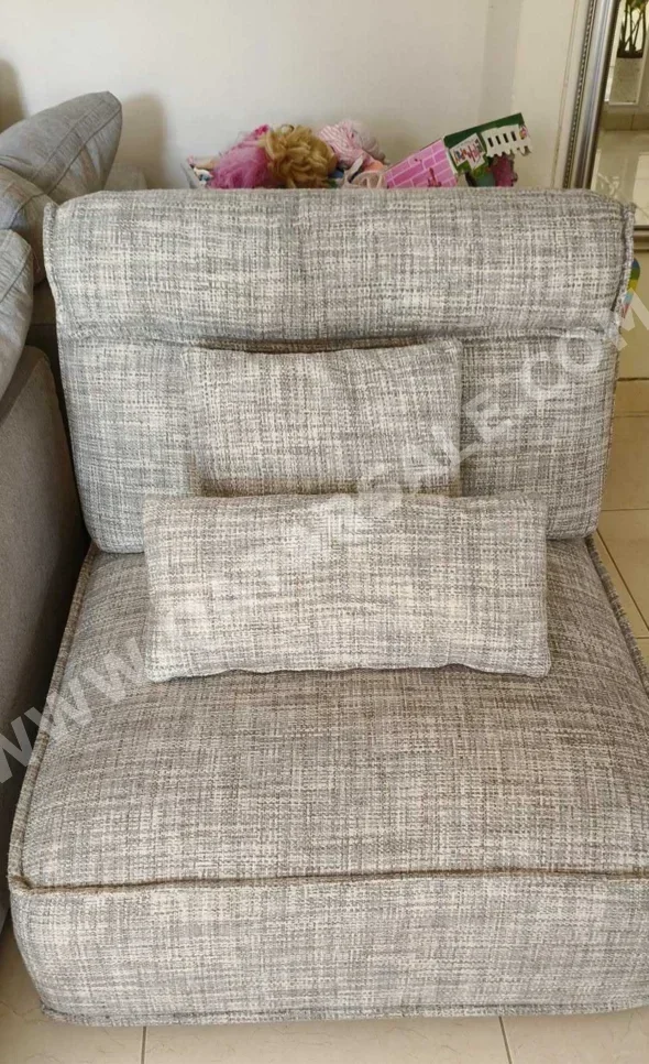 الأرائك والكنب والكراسي كرسي  - قماش  - اللون البيج