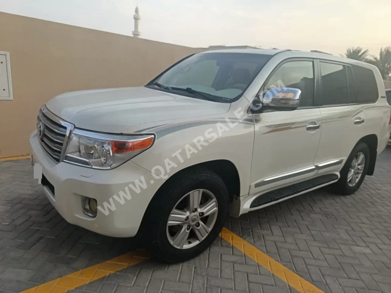 تويوتا  لاند كروزر  في اكس ار  2014  اوتوماتيك  319,000 كم  8 سلندر  دفع رباعي  اس يو في  أبيض لؤلؤي