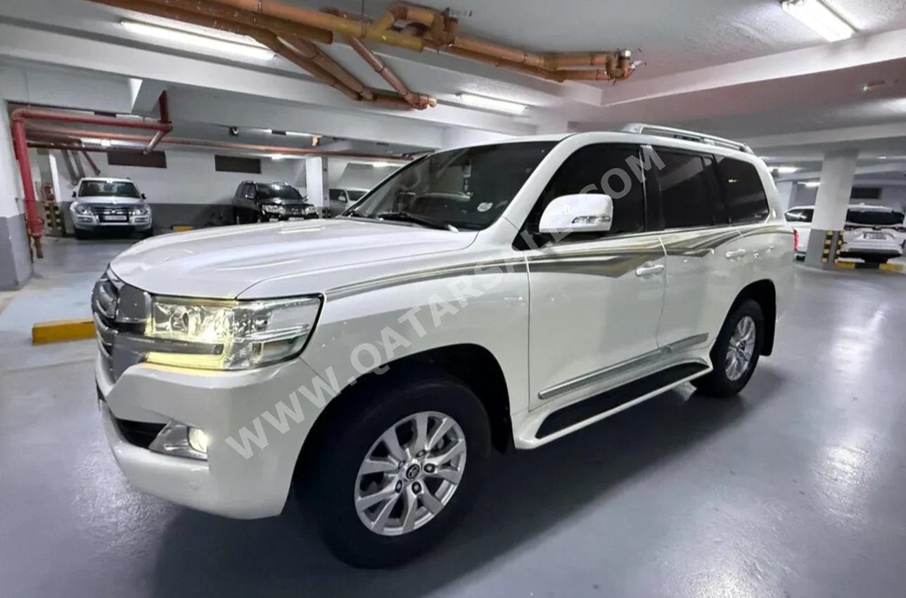 Toyota  Land Cruiser  VXR  2016  Automatic  265,000 Km  8 Cylinder  Four Wheel Drive (4WD)  SUV  White