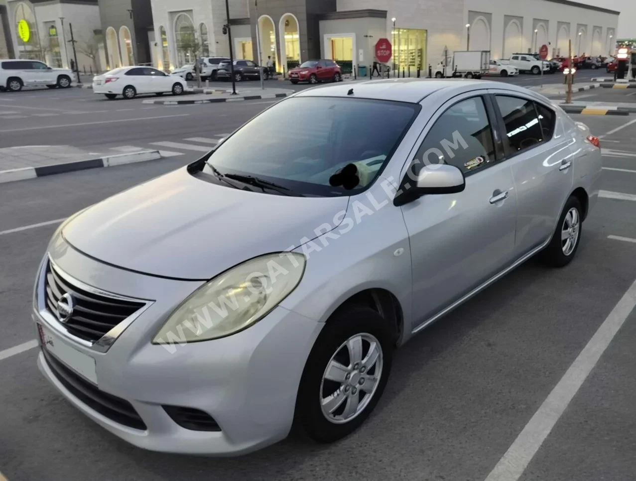 نيسان صني 2014 اوتوماتيك 264,000 كم 4 سلندر سحب امامي سيدان فضي