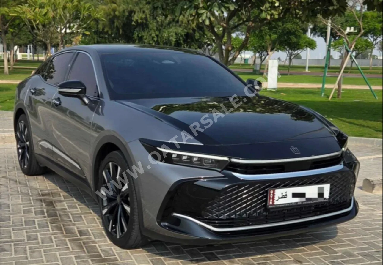 تويوتا كراون هايبرد 2023 اوتوماتيك 35,000 كم 4 سلندر دفع كلي مستمر سيدان أسود و رمادي تحت الضمان