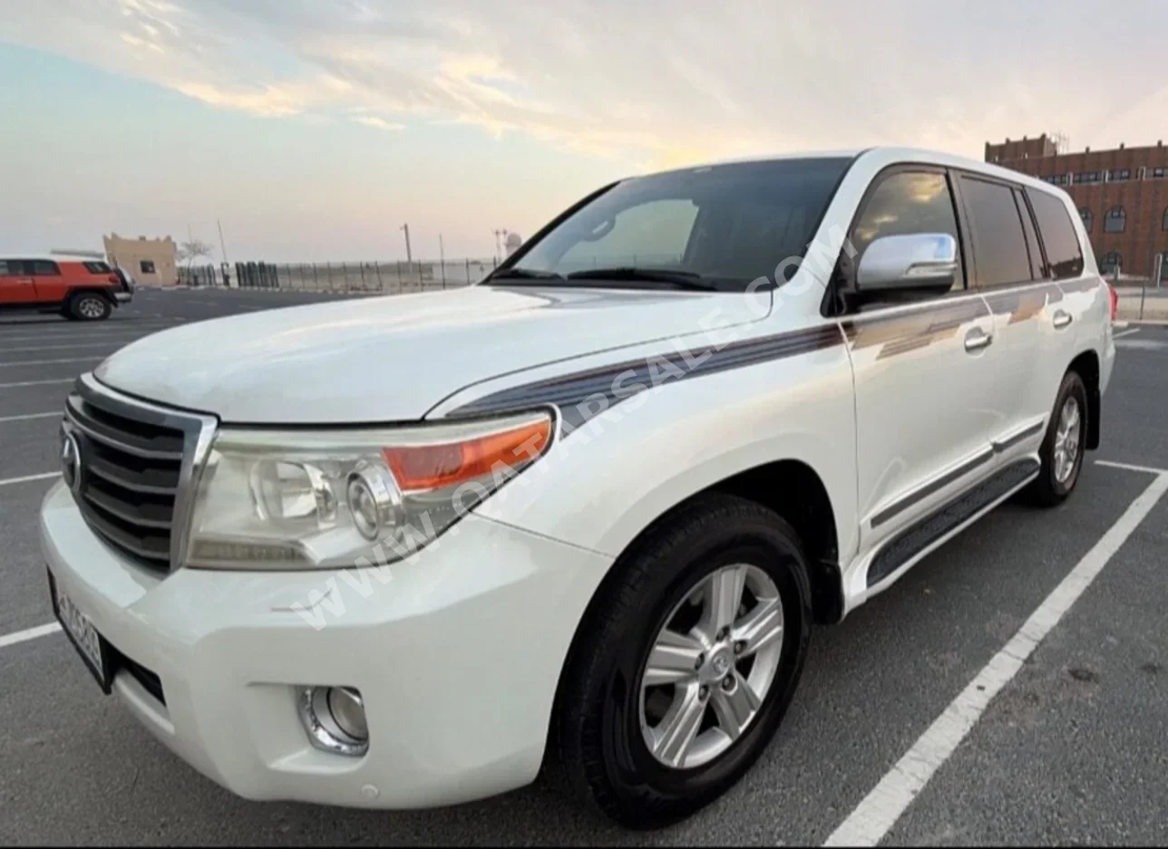 Toyota Land Cruiser GXR 2013 Automatic 224,000 Km 8 Cylinder Four Wheel Drive (4WD) SUV Off White
