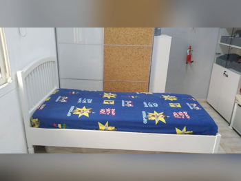 الأسّرة - ايكيا  - فردي  - أبيض  - متضمنة المرتبة  - مع طاولة سرير جانبية