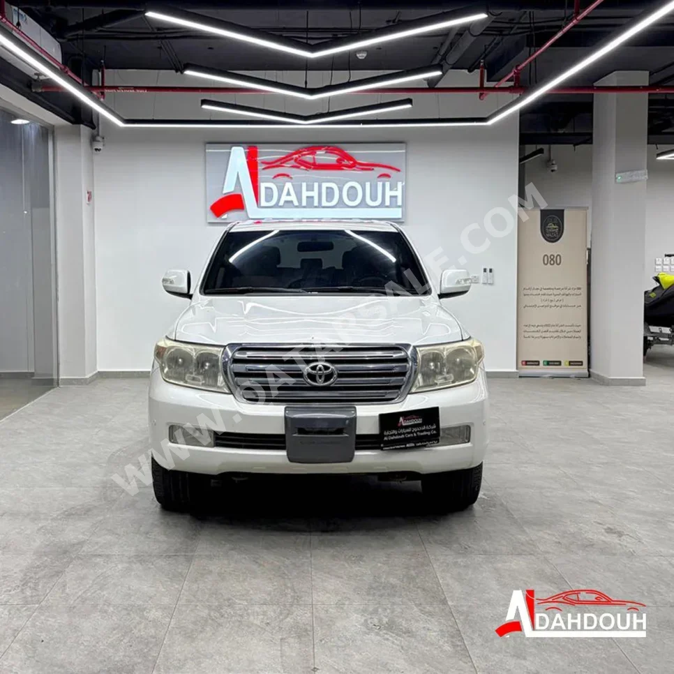Toyota  Land Cruiser  GXR  2010  Automatic  464,000 Km  8 Cylinder  Four Wheel Drive (4WD)  SUV  White
