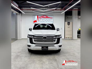 Toyota  Land Cruiser  VXR  2022  Automatic  116,000 Km  6 Cylinder  Four Wheel Drive (4WD)  SUV  White  With Warranty