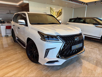 لكزس ال اكس 570 اس بلاك ايديشن 2019 اوتوماتيك 157,000 كم 8 سلندر دفع رباعي اس يو في أبيض