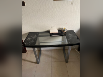 الطاولات والخزائن الجانبية طاولة متعددة الاستخدامات  - زجاج  - أسود