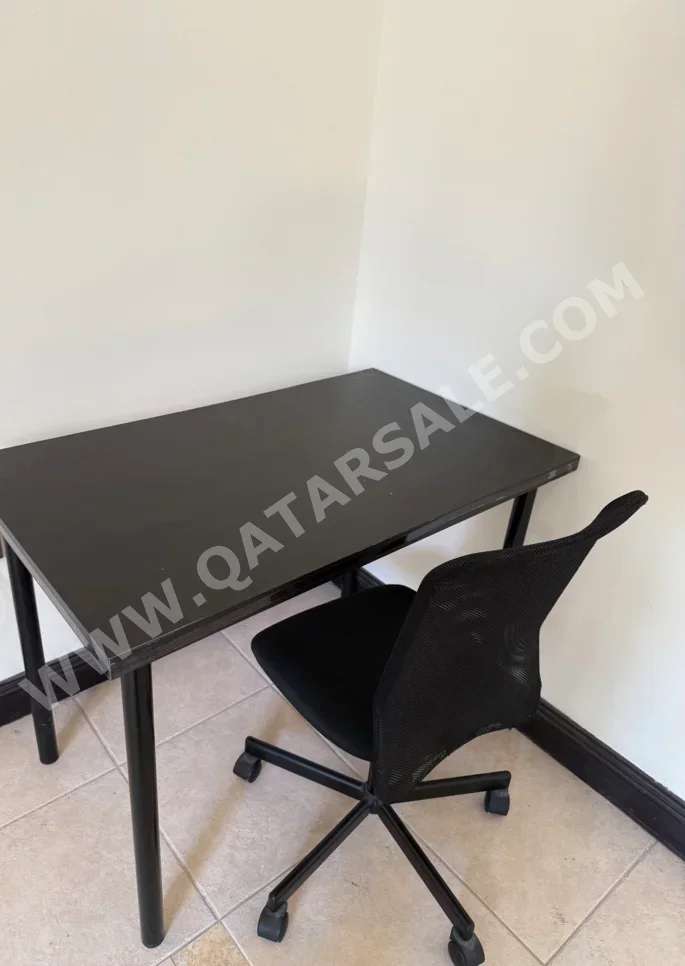 الطاولات والخزائن الجانبية طاولة و كراسيها  - ايكيا  - أسود